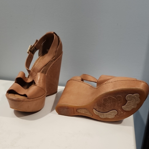 Born Size 38 Elegant Tan Women's Platform Sandals - Picture 3 of 8